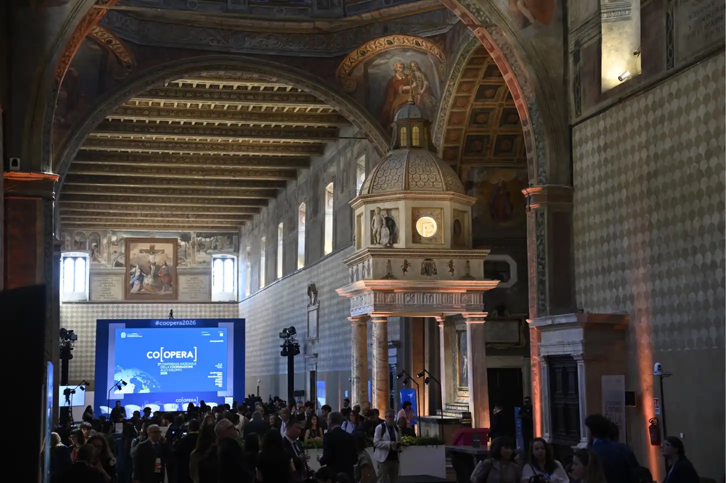 La sala di CO[OPERA] 2026 all'Auditorium della Conciliazione, Roma, con il pubblico e il ledwall della conferenza